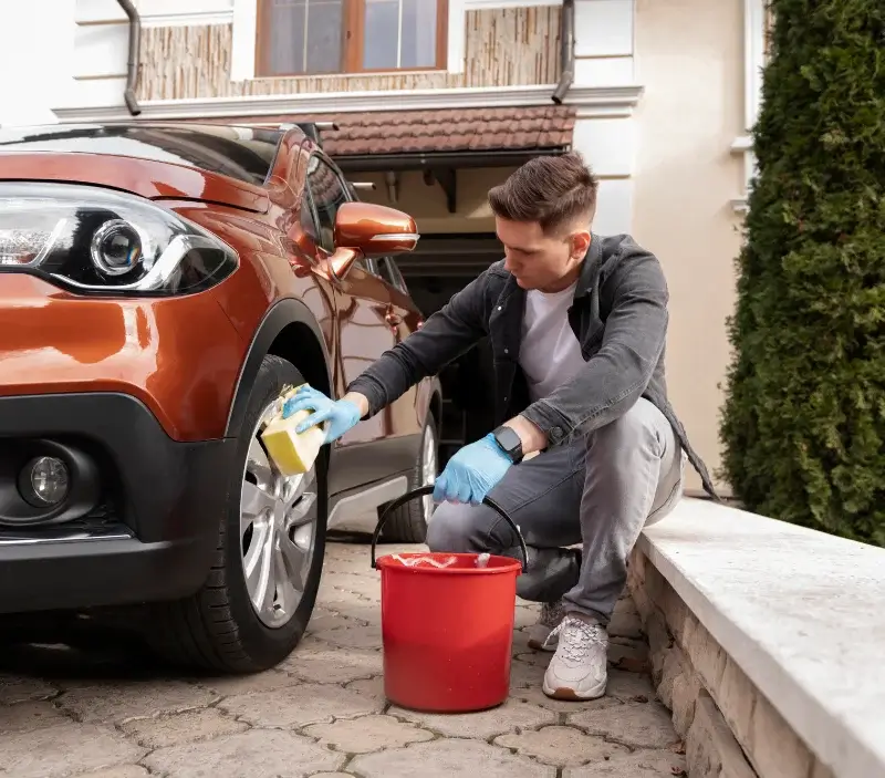 Lavage auto à domicile Saint-Laurent-d'Olt : professionnel intervenant sur un véhicule